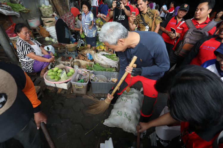 Ganjar-Yasin Punguti Sampah di Pasar Peterongan 