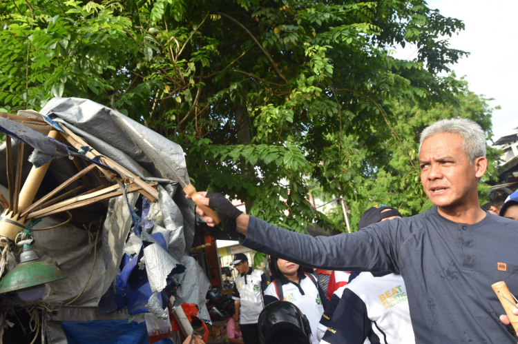 Ganjar-Yasin Punguti Sampah di Pasar Peterongan 
