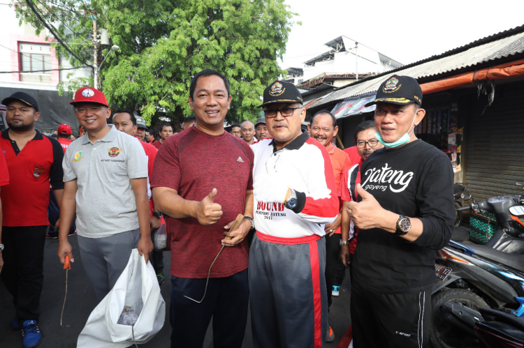 Ganjar-Yasin Punguti Sampah di Pasar Peterongan 