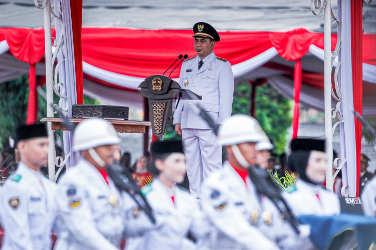 Simpang Lima Dipadati Warga, Penurunan Bendera HUT ke-81 RI Berlangsung Semarak